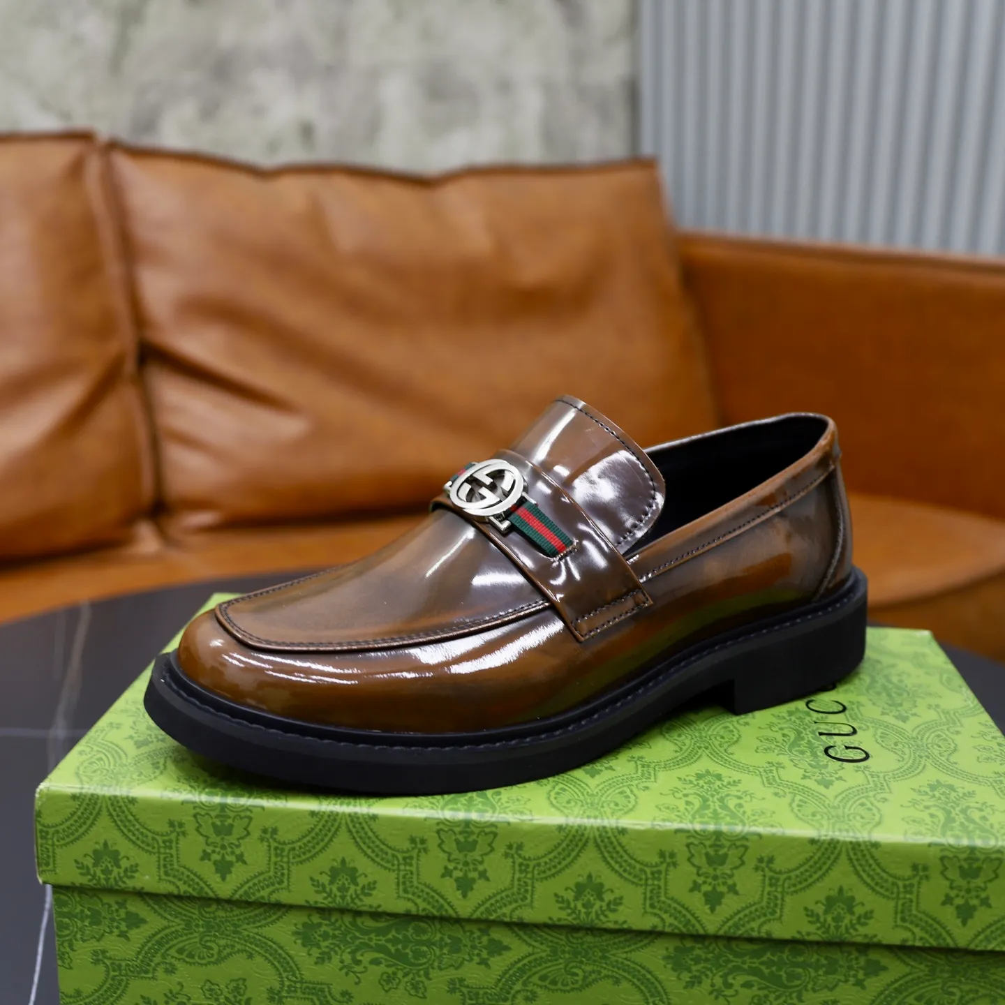 Ex-factory price: 540💰🙅‍♂️🙅‍♂️🙅‍♂️ Brand: GUCCI Standard code: Men's code 38-44 (45 can be customized) Grade: Same style as the official website Original order quality Material: Original cowhide surface Comfortable cowhide lining Original outsole Style category: Men's fashionable casual leather shoes Distinguished big-name luxury elements Top luxury Color: actual picture color